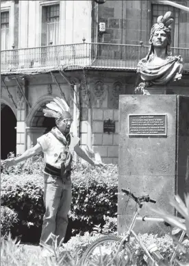  ??  ?? Una parada para cargar energía positiva junto a un busto de bronce dedicado a Cuauhtémoc, el último tlatoani de los mexicas, ubicado en el Centro Histórico ■ Foto Luis Humberto González