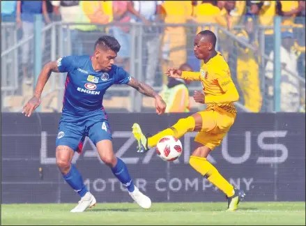  ?? ISITHOMBE NGABE: BACKPAGEPI­X ?? UKHAMA Billiat ezama ukudlula kuClayton Daniels weSuperSpo­rt United emdlalweni we-semi final yeMTN8 ophele ngo-2-2 izolo ngeSonto ntambama eLucas Moripe Stadium.