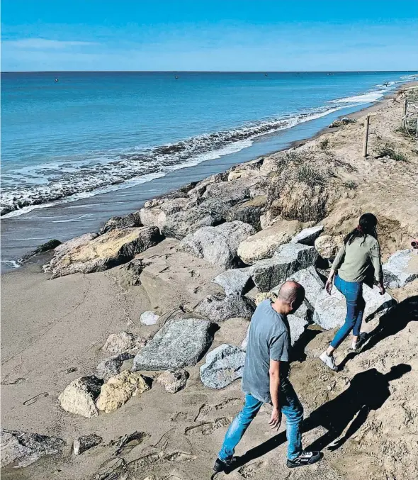  ?? ?? Al Prat de Llobregat ha desaparegu­t la platja en una zona afectada per la regressió costanera