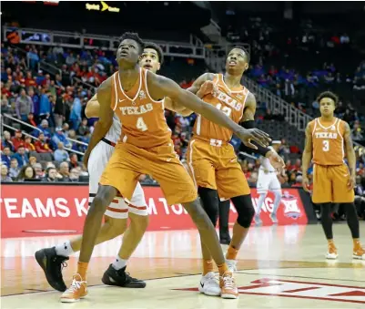  ??  ?? COLEGIAL. Mohamed Bamba (4), en una jugada durante su paso por el equipo universita­rio de los Texas Longhorns.