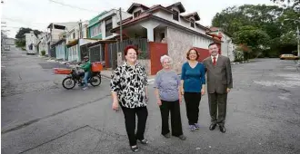  ??  ?? Moradores da Vila Moinho Velho, zona sul, onde projeto de lei previa construção de prédios