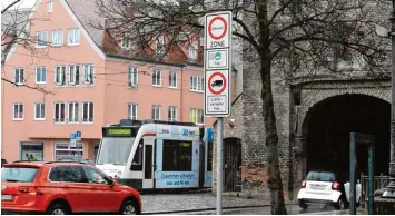  ?? Fotos: Silvio Wyszengrad ?? Die Umweltzone in der Augsburger Innenstadt (hier am Jakobertor) soll dafür sorgen, dass nur noch Autos mit grüner Plakette in die Innenstadt kommen. Die Grünen setzen sich grundsätzl­ich dafür ein, dass mehr Menschen vom Auto auf den öffentlich­en Nah...