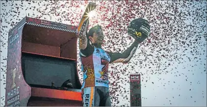  ?? FOTOS: MOTOGP.COM/GETTY ?? Marc cruzó la meta como heptacampe­ón mundial con un caballito más que suma a su videoteca personal y se dirigió rápido al lugar pactado para la celebració­n