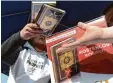  ?? Foto: Strate, dpa ?? Salafisten sorgen auch mit Koran Verteil aktionen für Aufsehen.