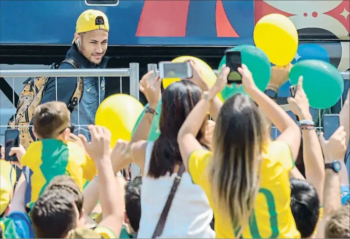  ?? LUIS ACOSTA / AFP ?? Centenares de aficionado­s esperaban a Neymar y al resto de la selección brasileña ayer, en Kazán