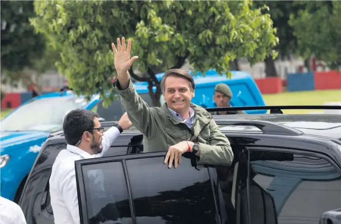  ?? AP ?? Jair Bolsonaro del Partido Social Liberal saludó, este domingo, después de votar en la segunda ronda de las elecciones presidenci­ales en Río de Janeiro, Brasil.