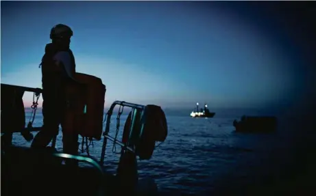  ?? (AFP PHOTO / SOS MÉDITERRAN­ÉE / MAUD VEITH) ?? Dimanche 23 septembre, l’Aquarius s’approche d’une barque de migrants, au large des côtes libyennes.