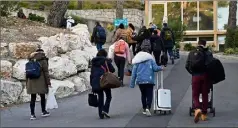  ?? (Photo AFP) ?? Quelque  rapatriés de la ville chinoise de Wuhan ont quitté vendredi le centre de vacances où ils étaient confinés depuis  jours à Carry-leRouet, près de Marseille.