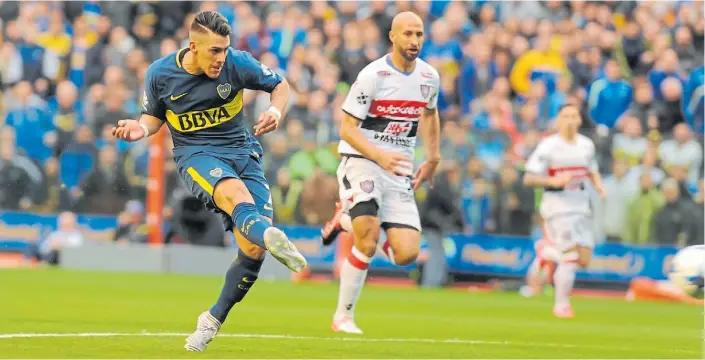  ?? JORGE SANCHEZ ?? Pegar de entrada. Derechazo de Cristian Pavón para el único gol del partido. Iban 3 minutos y Boca se ponía en ventaja después de una ingenuidad de Chaca en la salida.