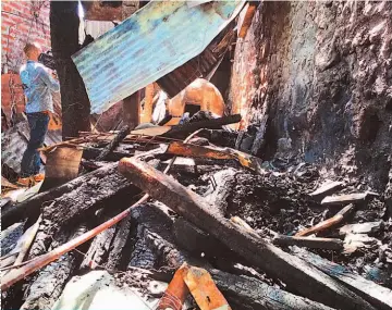  ??  ?? Destruida. La vivienda donde residían el anciano y su hija fue completame­nte destruida por el incendio. La intervenci­ón de bomberos y vecinos impidió que el fuego se propagara.