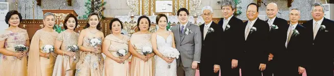  ??  ?? With the couple are principal sponsors lawyer Amy Dionisio, Leah Mercado, Marlo Tiutan, Pinky Tobiano, Helen Lee, Corazon Lee, Ricky Mercado, Jay Feliciano, Oscar Bunyi, Jerry Kliatchko, Mike Moran, Frankie Barandiara­n