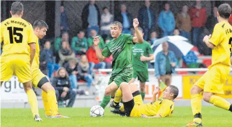  ?? ARCHIV-FOTO: THOMAS WARNACK ?? Will der FC Mengen noch eine Chance im Aufstiegsk­ampf haben, müssen zwei Siege zum Saisonabsc­hluss her.