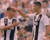  ??  ?? Gol e carezze Paulo Dybala, 24 anni, e Cristiano Ronaldo, 33