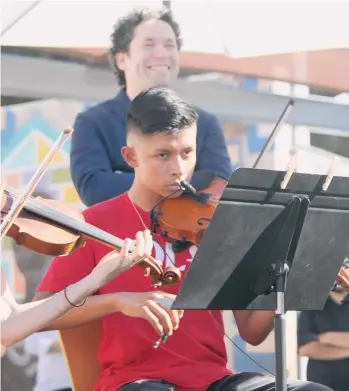  ?? FOTOS: JORGE LUIS MACÍAS. ?? Andy Bautista, de 14 años de edad toca concentrad­o el violín y deleita con su interpreta­ción al público y al maestro Dudamel. /