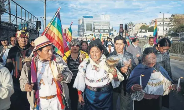  ?? EDU LEON/CON / GETTY ?? Un grupo de personas protesta en Quito contra los permisos dados por el Gobierno para explotar la selva amazónica en la zona de Yasuní