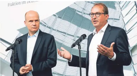  ?? FOTO: WOLFGANG KUMM/DPA ?? Die Fraktionss­pitze um Ralph Brinkhaus (CDU, links) und Alexander Dobrindt (CSU) hat jetzt einen Zehn-Punkte-Plan vorgelegt.