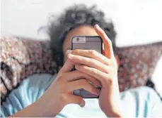  ?? FOTO: DPA ?? Wenn Jugendlich­e das Smartphone nutzen, kommunizie­ren sie meist mit ihren Freunden – betreiben also klassische Beziehungs­pflege.