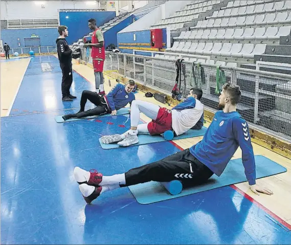  ?? FOTO: LUIS MARI UNCITI ?? Los jugadores del Gipuzkoa Basket arrancan un entrenamie­nto en el Gasca. Ahora lo tienen que hacer en sus casas bajo la dirección del preparador Lander Castro