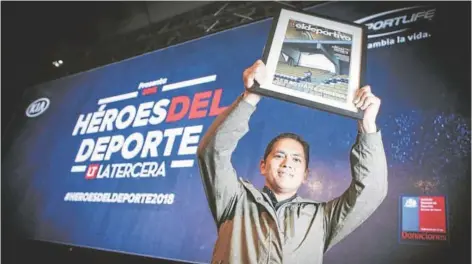  ??  ?? ► Carrera, ayer, con la fotografía enmarcada que se volvió viral y lo convirtió en Héroe del Deporte.
