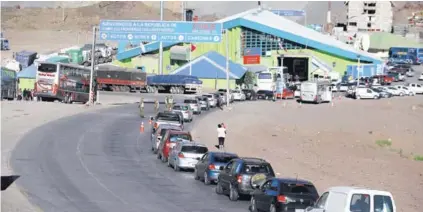  ??  ?? ► Alto flujo de turistas argentinos hacia Chile, registrado ayer en el Paso Los Libertador­es.