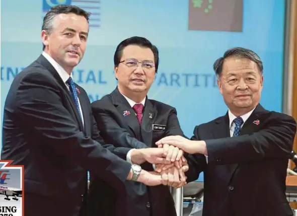  ?? Pic by Fariz Iswadi Ismail ?? Transport Minister Datuk Seri Liow Tiong Lai (centre), Australian Infrastruc­ture and Transport Minister Darren Chester
(left) and Chinese Transport Minister Yang Chuantang at Perdana Putra in Putrajaya yesterday.