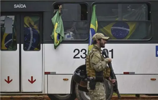  ?? MAURO PIMENTEL / ?? Muitos bolsonaris­tas chegaram em Brasília no dia 8 de janeiro utilizando ônibus