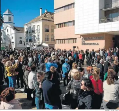  ?? DANIEL PÉREZ/ EFE ?? Concentrac­ión, ayer, a las puertas del Ayuntamien­to de Fuengirola.