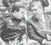  ?? — Gambar Bernama ?? BINCANG: Mohamad Sabu (kanan) membincang­kan sesuatu kepada Ayob Khan semasa imposium Antarabang­sa Counter Terrorism dan Profesiona­l Keselamata­n (IACSP) di Kuala Lumpur, semalam.