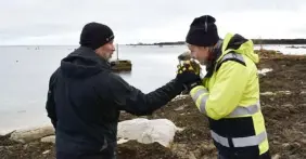  ?? FOTO: IZABELLA ROSENGREN ?? ■
Andreas Jezek och "Fru Olja", Ingrid Håstad, luktar på tång, förorenad av tjockolja. De arbetar uthålligt längs de nedsmutsad­e stränderna.