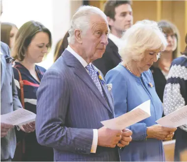  ?? PAUL CHIASSON / POOL / AFP VIA GETTY IMAGES ?? Britain's Prince Charles and Camilla, Duchess of Cornwall, take part in a traditiona­l prayer service
at a Ukrainian church in Ottawa on Wednesday during their Platinum Jubilee tour of Canada.