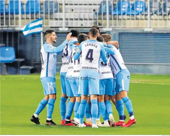  ?? MARILÚ BÁEZ ?? Los jugadores del Málaga celebran el gol logrado por Rahmani ante el Oviedo.