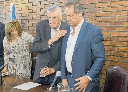  ?? MARIO QUINTEROS ?? Peronismo. Daniel Scioli junto al presidente del PJ, José Luis Gioja, el martes último.