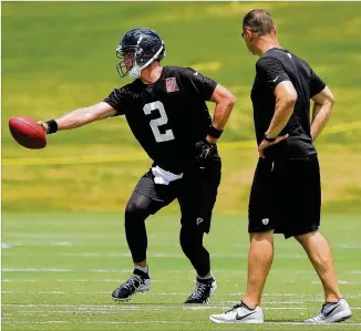  ?? CURTIS COMPTON / CCOMPTON@AJC.COM ?? New offensive coordinato­r Steve Sarkisian (right) won’t stray too far from the types of plays that helped Matt Ryan become MVP last season as the Falcons scored 540 points.