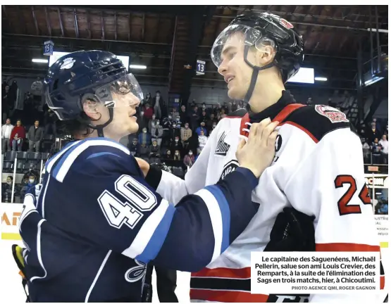  ?? PHOTO AGENCE QMI, ROGER GAGNON ?? Le capitaine des Saguenéens, Michaël Pellerin, salue son ami Louis Crevier, des Remparts, à la suite de l’éliminatio­n des Sags en trois matchs, hier, à Chicoutimi.