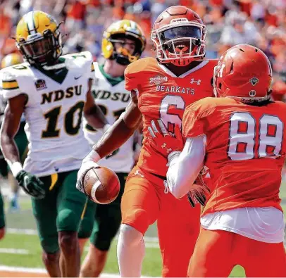  ?? Brett Coomer / Staff photograph­er ?? Sam Houston running back Noah Smith (6) had 10 catches for 103 yards, including a 23-yard TD grab in the third quarter.