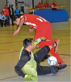  ?? Foto: Karl Aumiller ?? Auch wenn Keeper Matthias Ackermann hier gegen Altenbergs Markus Rau rettet, reichte es für Gastgeber Landshause­n nur zu Gruppenran­g drei.