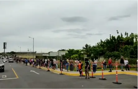  ?? CoRTESÍA ?? Una extensa fila se formó ayer en el mall Oxígeno, en Heredia, luego de que se ampliara la vacunación para menores de 40 años, como plan de contingenc­ia.