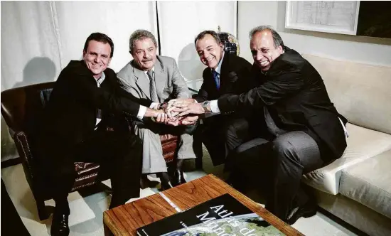  ?? Adriano Vizoni - 8.out.12/Folhapress ?? Em outubro de 2012, Paes visita o ex-presidente Lula, com Cabral e Pezão, para agradecer apoio a sua reeleição à prefeitura do Rio
