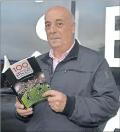  ??  ?? UN SABIO. Eduardo y su libro ‘100 jugadores del Athletic’.