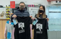  ?? (Foto Ansa-Pretto) ?? L’iniziativa Maurizio Fugatti e Eva Nicolodi con t-shirt