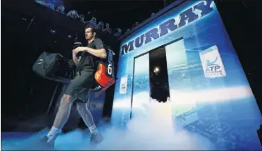  ??  ?? ESPECTACUL­AR SALIDA. Andy Murray entra en la pista del O2 Arena antes de medirse a Cilic.