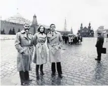  ??  ?? 1987 A Mosca con i colleghi Ed Bradley e Diane Sawyer