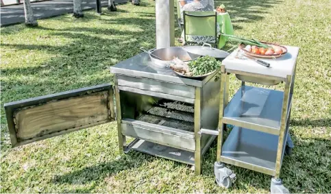  ??  ?? Le fourneau au feu de bois permet à la cuisine traditionn­elle de se moderniser.