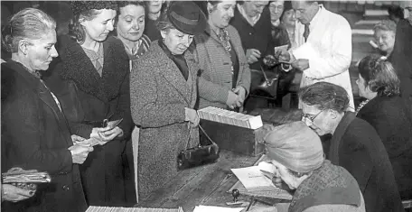  ?? | PHOTO : AFP ?? Les femmes votent pour la première fois lors du premier tour des élections municipale­s, le 29 avril 1945.