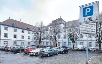  ?? FOTO: CHRISTIAN FLEMMING ?? Wie andere Plätze der Altstadt soll der Stiftsplat­z künftig abends und nachts für Autos der Inselbewoh­ner reserviert sein. Zudem will die Stadtverwa­ltung nur noch auf wenigen Plätzen der Insel tagsüber Kunden und Gästen das Parken erlauben. Entscheide­n muss das nächste Woche der Stadtrat.