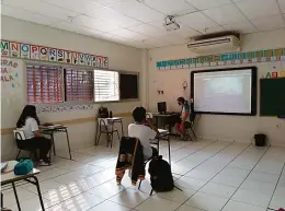  ?? Simoni Saris ?? A quantidade de alunos foi limitada a dez por sala de aula, mas em muitas delas havia carteiras vazias