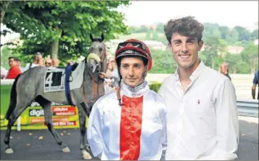  ??  ?? EL DEBUT. Odriozola, en el paddock, con el jockey Roberto Montenegro. Detrás, su caballo ‘Royaume’.