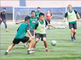  ?? ISL ?? Twotime Ileague champions Bengaluru FC train ahead of their opening match.