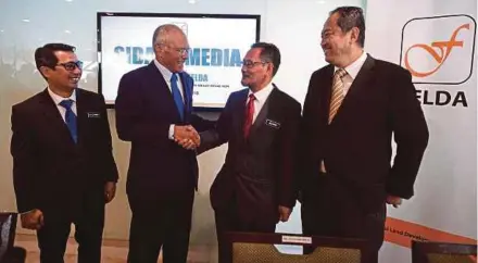  ?? BERNAMA PIC ?? Felda chairman Tan Sri Megat Zaharuddin Megat Mohd Nor (second from left) greeting newlyappoi­nted director-general Datuk Dr Othman Omar at Menara Felda in Kuala Lumpur yesterday. With them are Felda deputy director-general (management) Datuk Muzzammil Mohd Nor (left) and deputy director-general (commodity developmen­t) Anuar Malek (right).