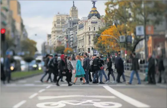  ?? / ÁLVARO GARCÍA ?? Peatones cruzan la Gran Vía de Madrid.